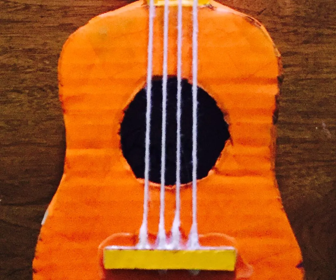 Zdjęcie Jak zrobić ukulele z kartonu - łatwy sposób na kreatywny projekt