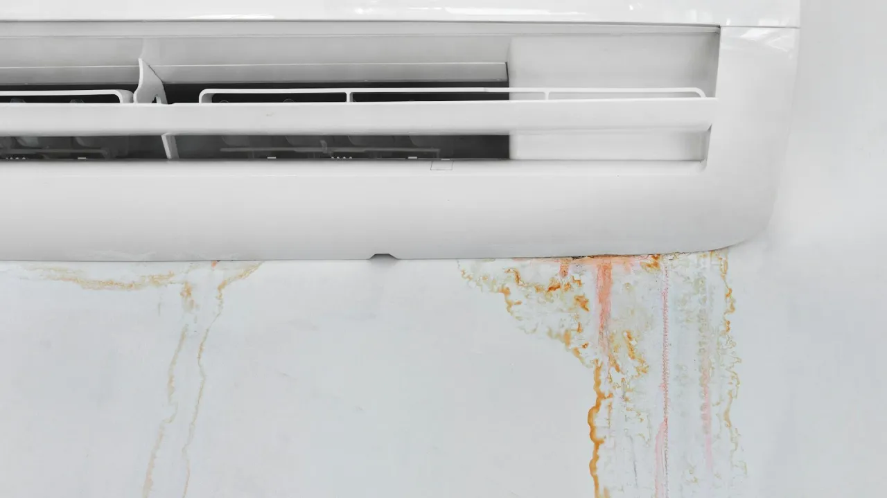 zatkany odpływ klimatyzacji wyciek wody