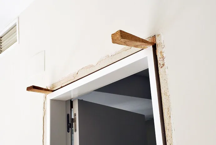 montaż drzwi wewnętrznych krok po kroku