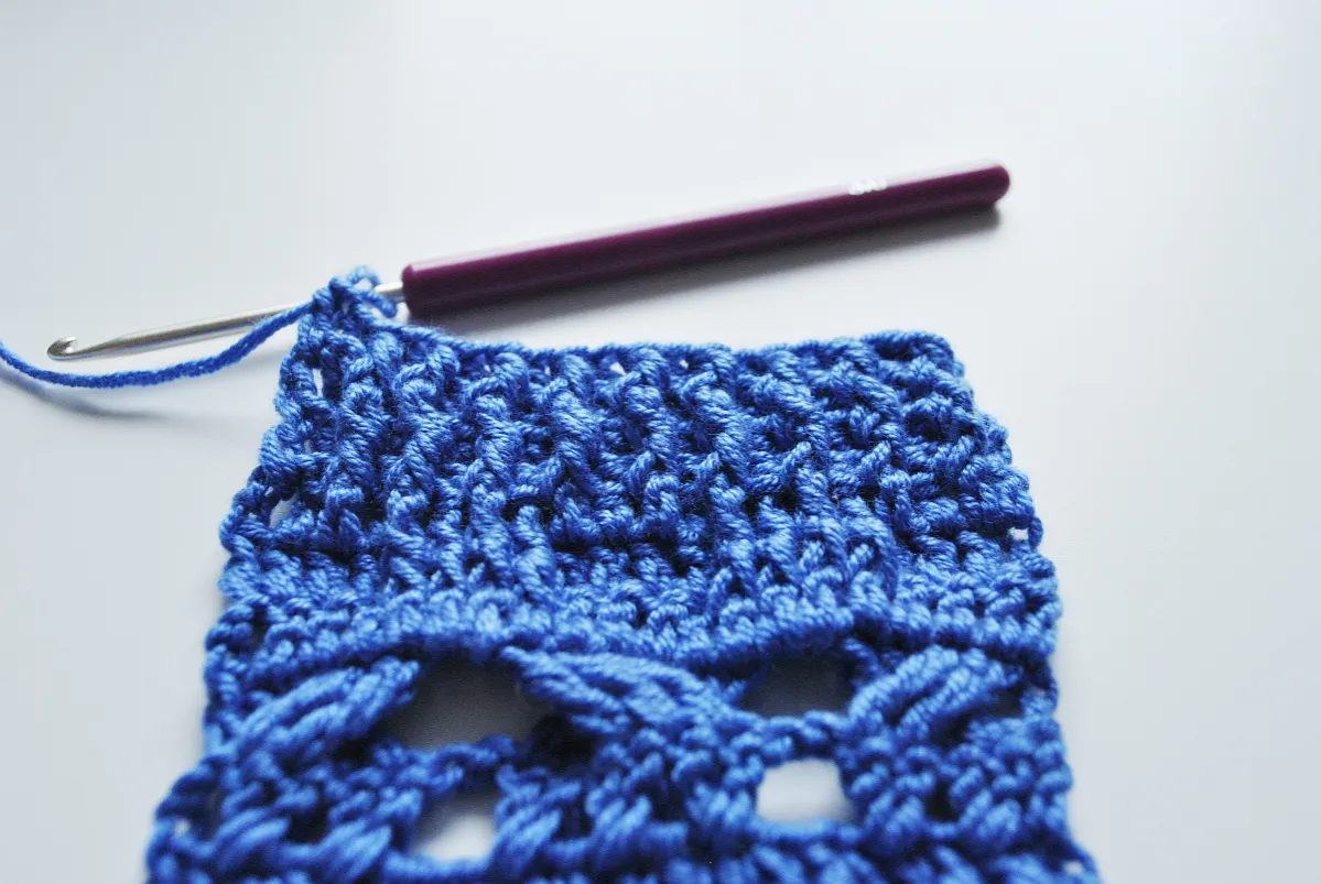 szydełkowy ściągacz słupkami reliefowymi