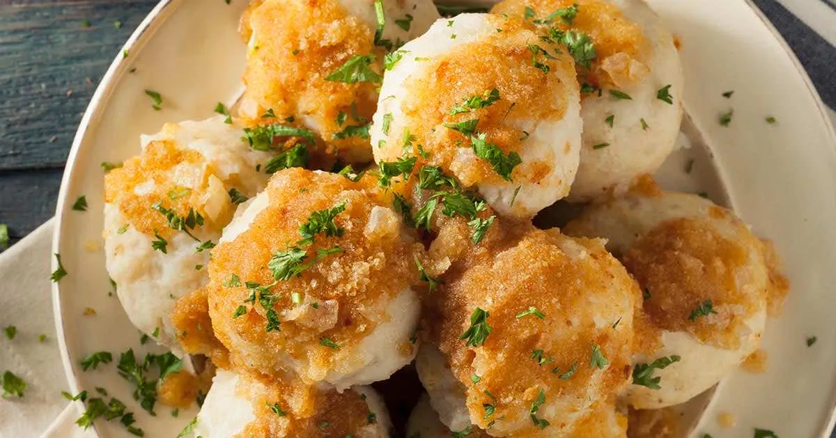 Tradycyjne szwedzkie jedzenie Karlskrona kroppkaka śledź