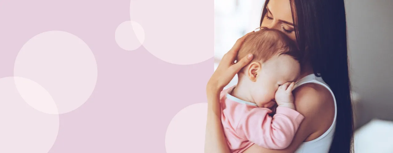 Zmartwiona mama tuli dziecko z ropiejącym okiem. Kiedy do lekarza z takim problemem?