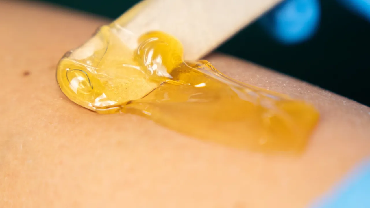 depilacja pastą cukrową a woskiem porównanie