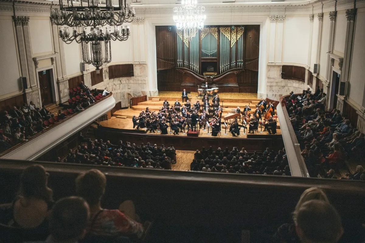 Orkiestra symfoniczna gra w filharmonii, a publiczność słucha. Trudno określić, ile trwa koncert w filharmonii, ale ta chwila jest magiczna.