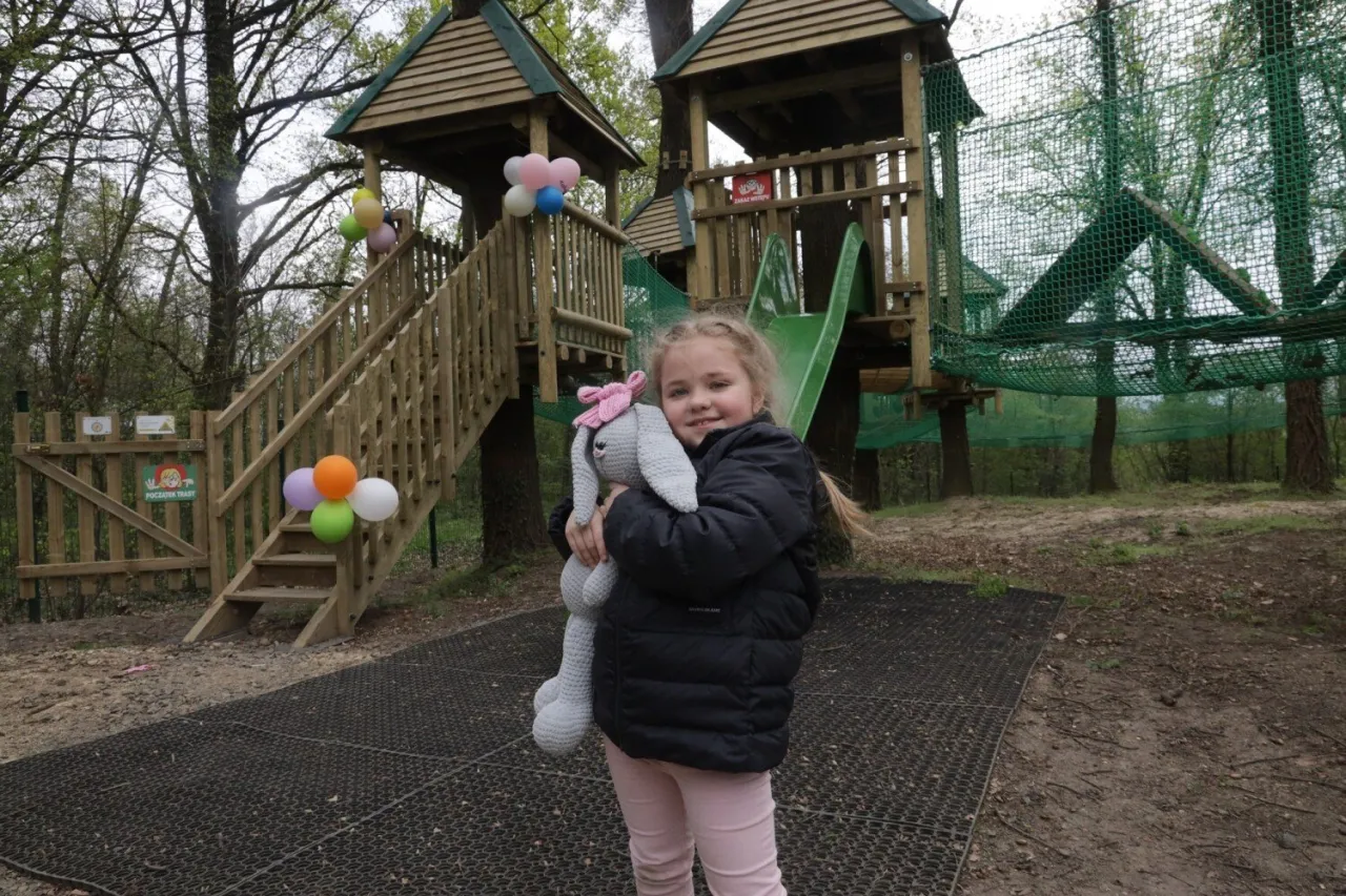 Dzieci bawiące się w parku linowym Legnica Zosinek