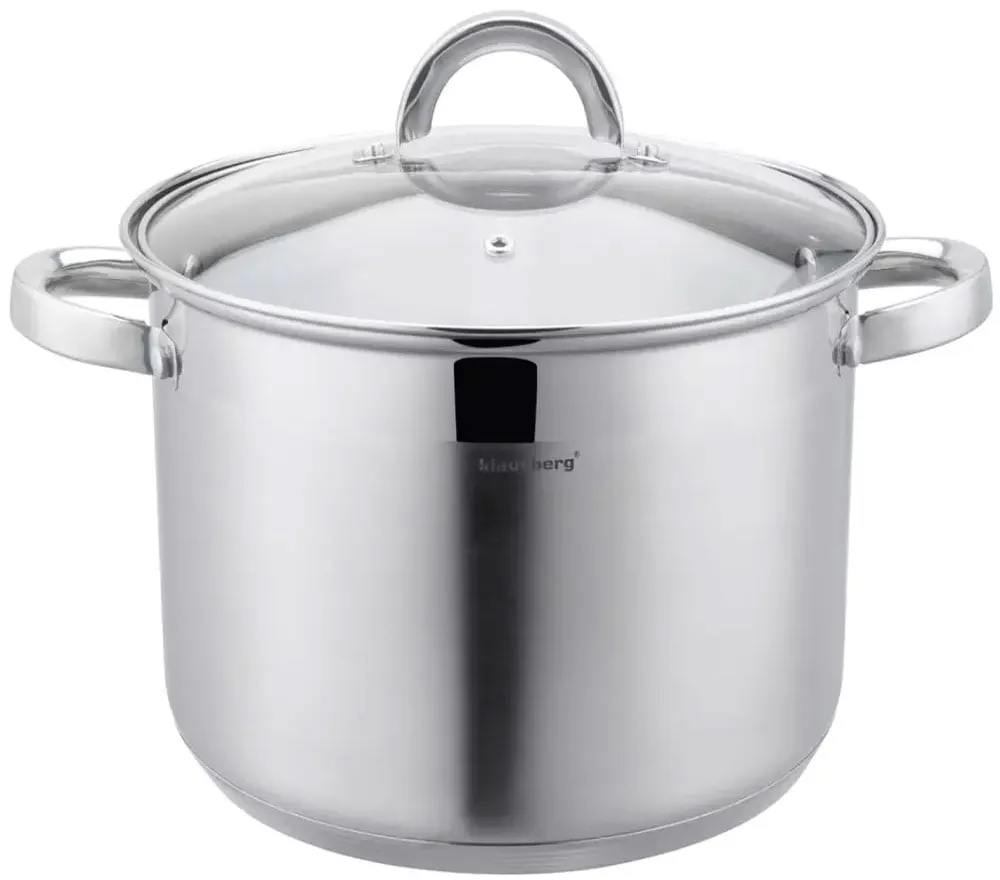 duży garnek z wodą, makaron i sól przygotowane do gotowania