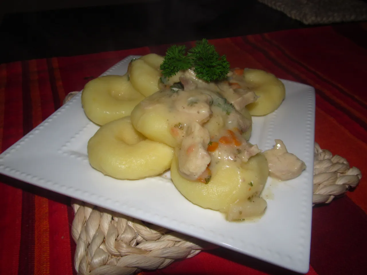 Sos z królika na talerzu z dodatkami