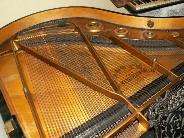 żeliwna rama fortepianu