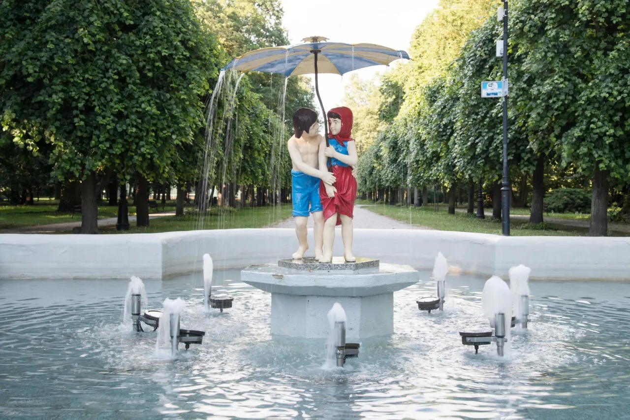 Fontanna z figurkami dzieci pod parasolem to urocze miejsce, kt&oacute;re warto zobaczyć w Ciechocinku.