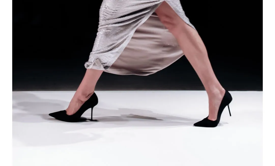 prawidłowa postawa chodzenie na obcasach