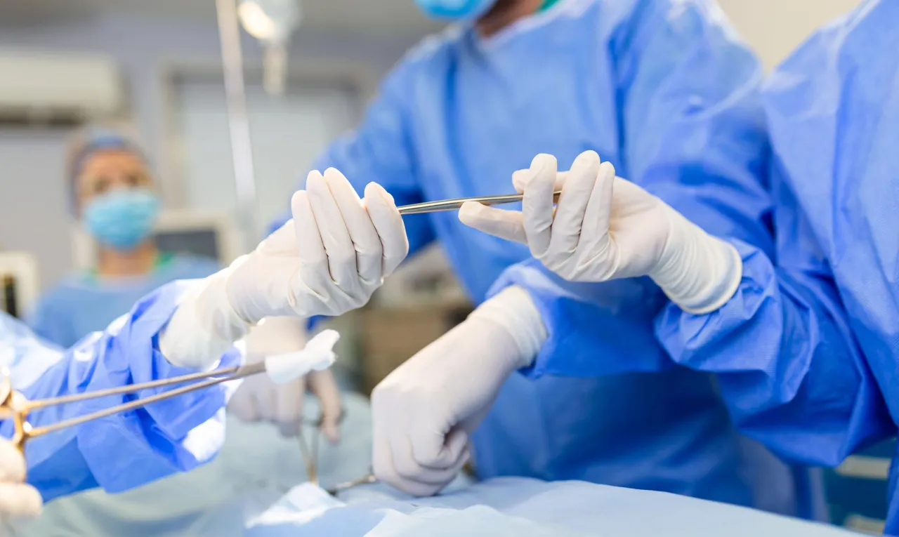 Chirurdzy w Turcji podczas operacji. Rozważając koszty leczenia w Turcji, warto zwr&oacute;cić uwagę na wysoki standard opieki medycznej.