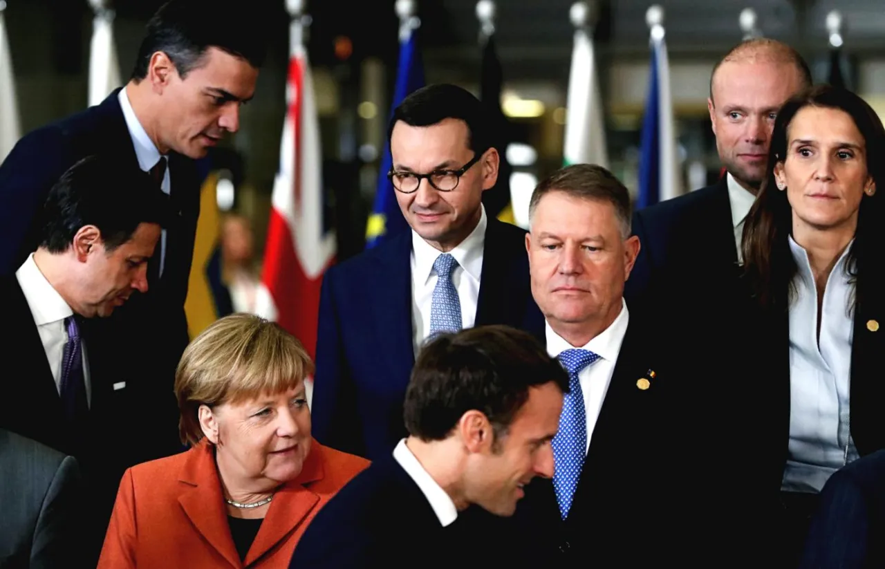 Mateusz Morawiecki z innymi liderami UE, w tym Angelą Merkel i Emmanuelem Macronem, podczas dyskusji o Zielonym Ładzie.