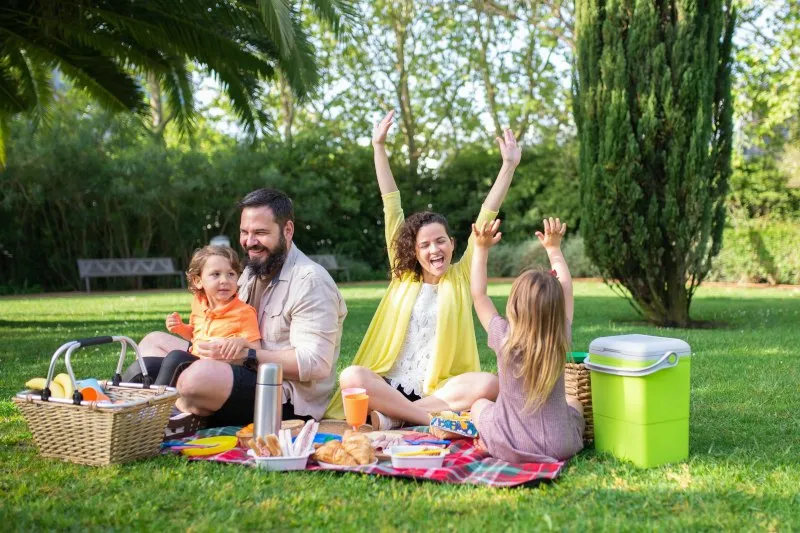 rodzina spędzająca dzień dziecka w Polsce