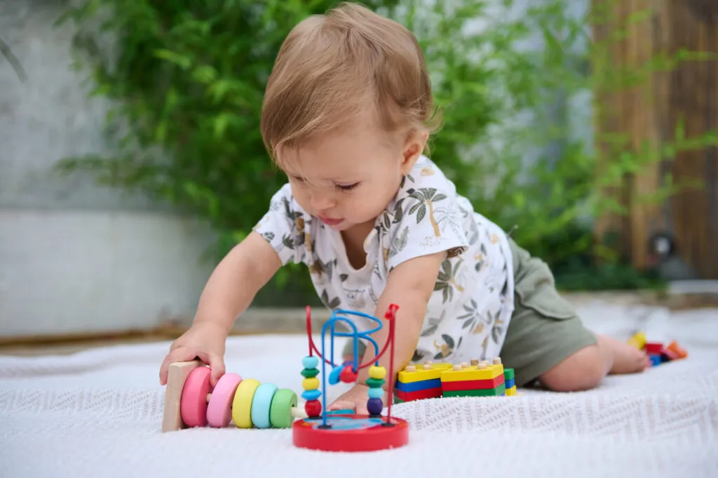 Dziecko bawi się zabawkami sensorycznymi