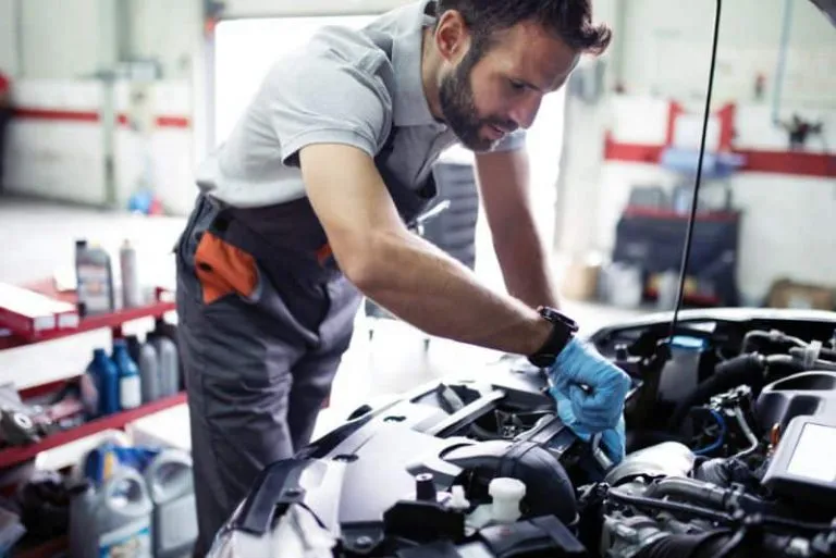 mechanik w niezależnym warsztacie samochodowym