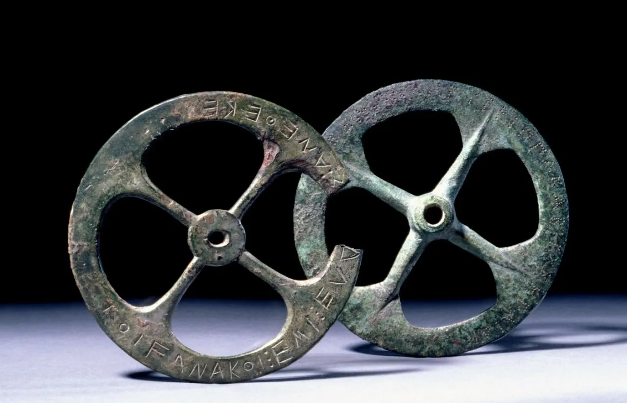 Starożytne koła z inskrypcjami, symbolizujące, co dało wynalezienie koła – rewolucję w transporcie i technologii.