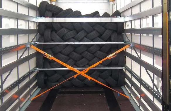 Prawidłowo zabezpieczony ładunek na naczepie