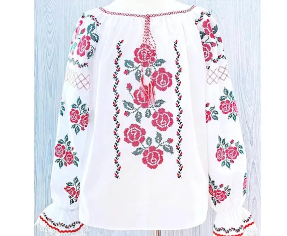 tradycyjna rumuńska bluzka ia haftowana