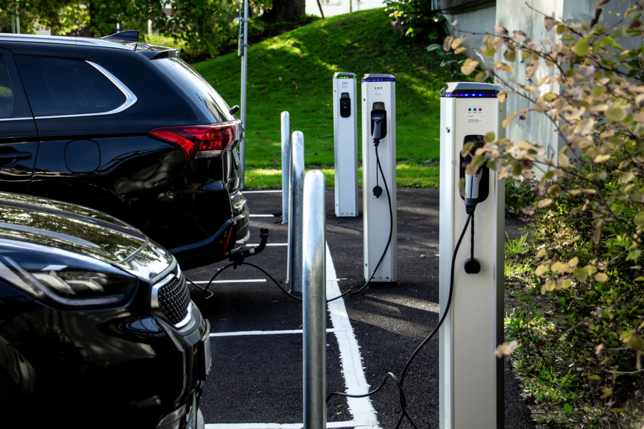 Zdjęcie Ile jest stacji ładowania samochodów elektrycznych w Polsce? Zaskakujące dane!