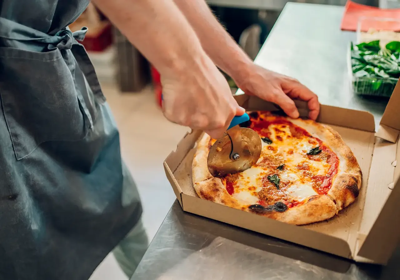 Pizza z promocji w pizzerii w Dzień Pizzy