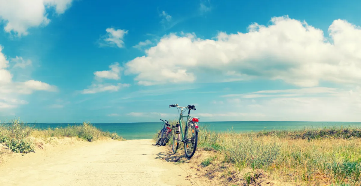 Rowerzyści na Velo Baltica, kitesurfing Bałtyk
