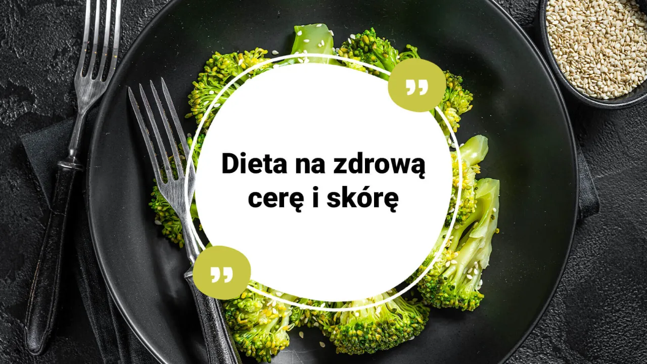 Kobieta wykonująca rutynę pielęgnacji twarzy, nakładająca krem