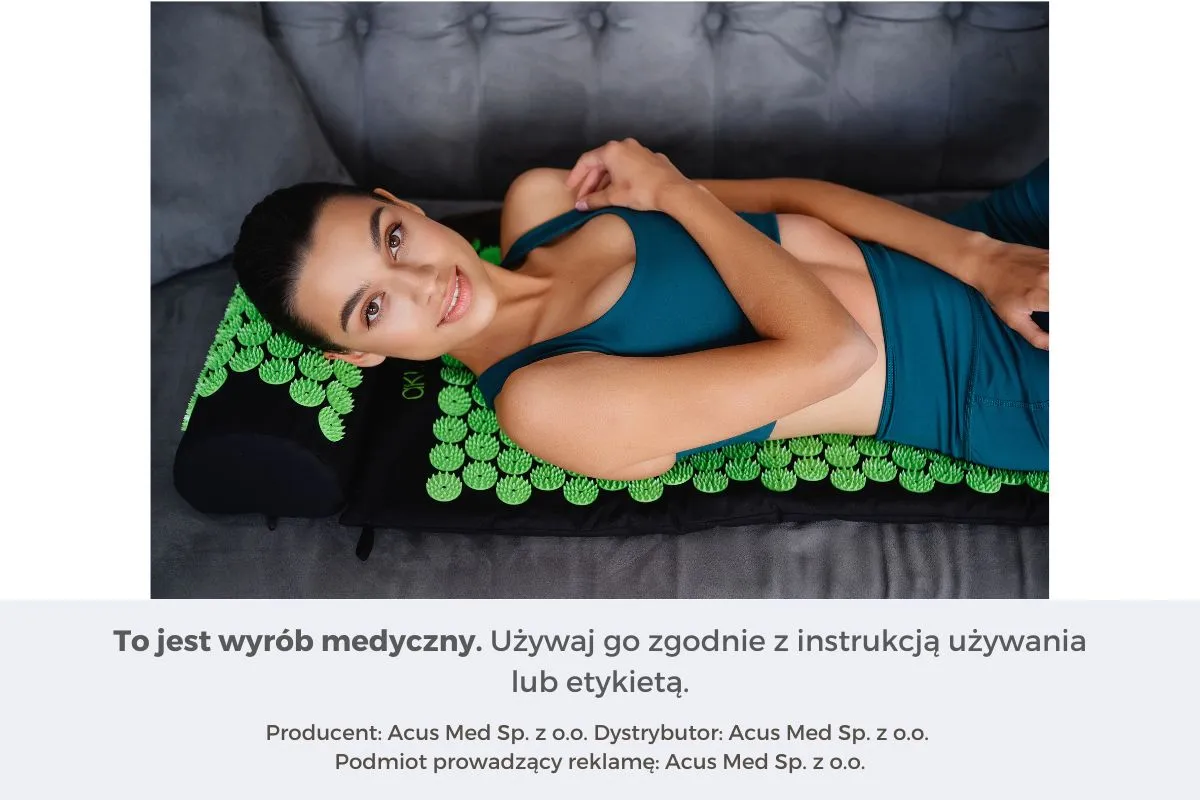 Kobieta leży na macie akupresurowej, kt&oacute;ra może pom&oacute;c w łagodzeniu b&oacute;lu głowy, gdzie uciskać.