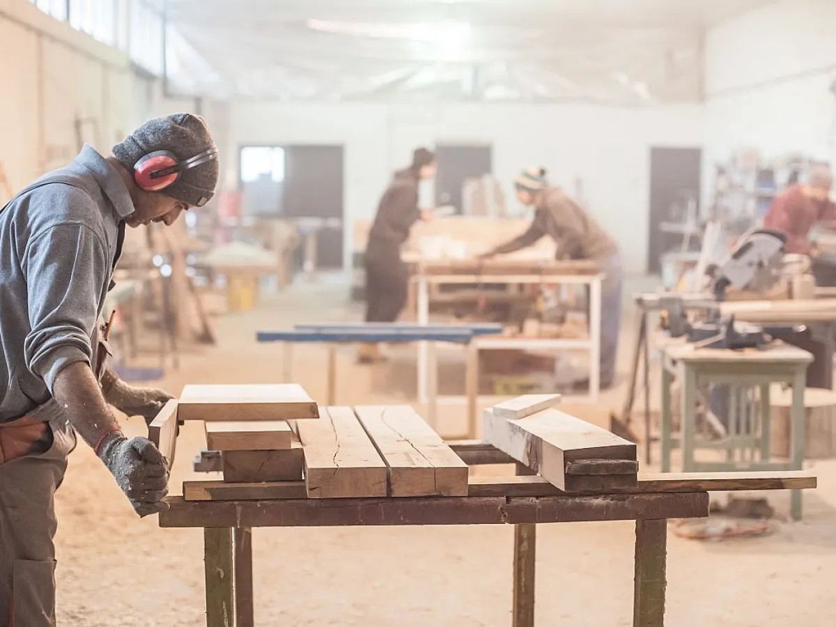 nowoczesny warsztat stolarski wnętrze