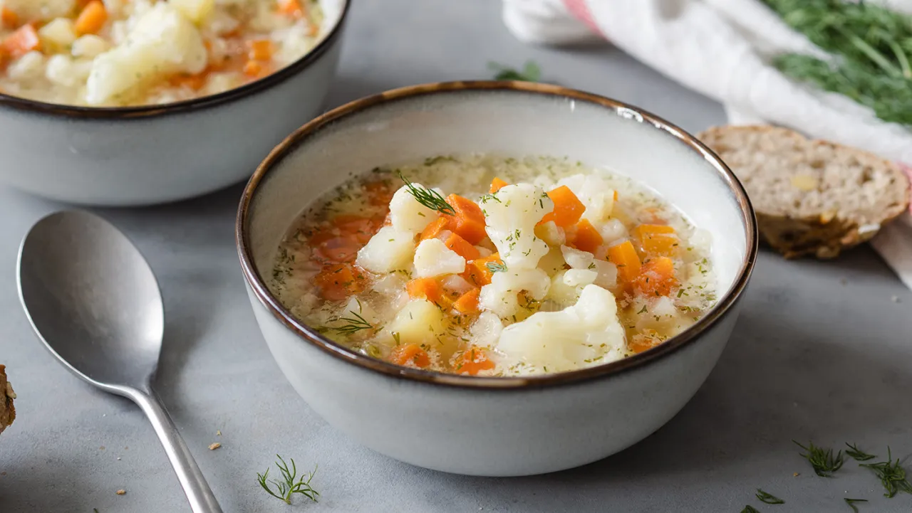 talerz zupy kalafiorowej