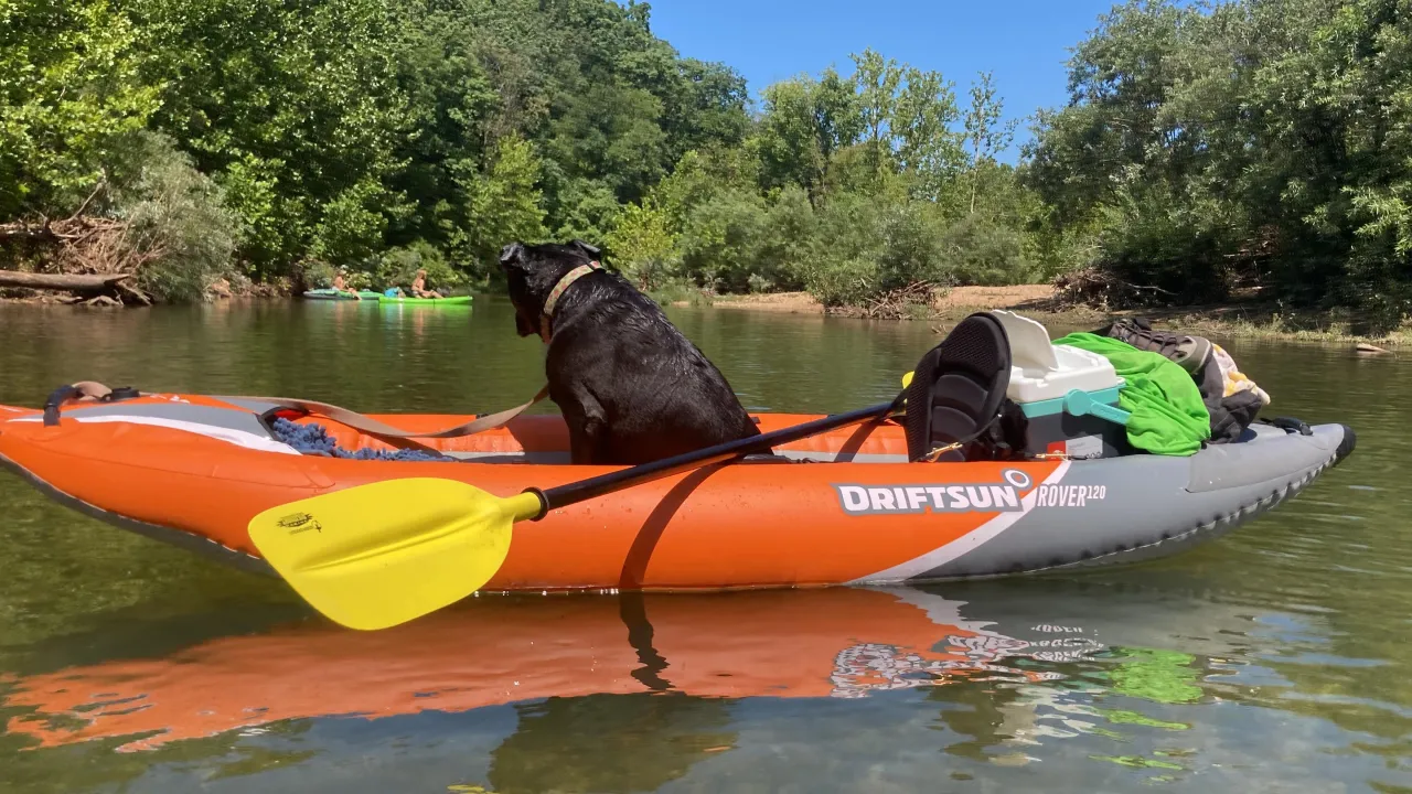 rodzina na kajaku dmuchanym jezioro