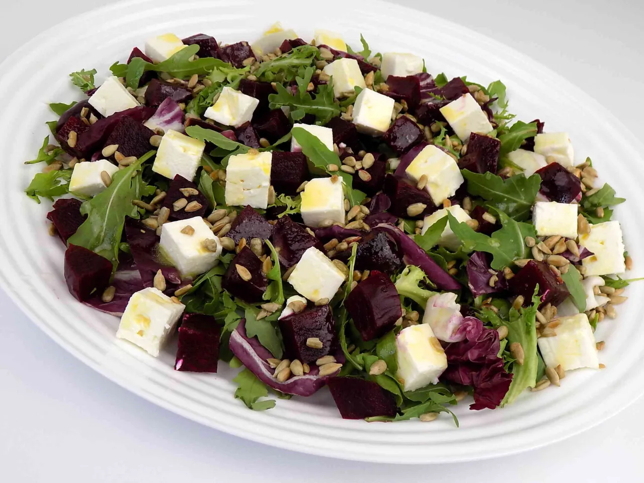 sałatka z pieczonych buraków feta rukola