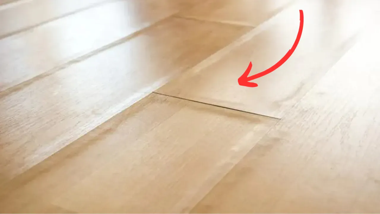 spuchnięte panele podłogowe od wody