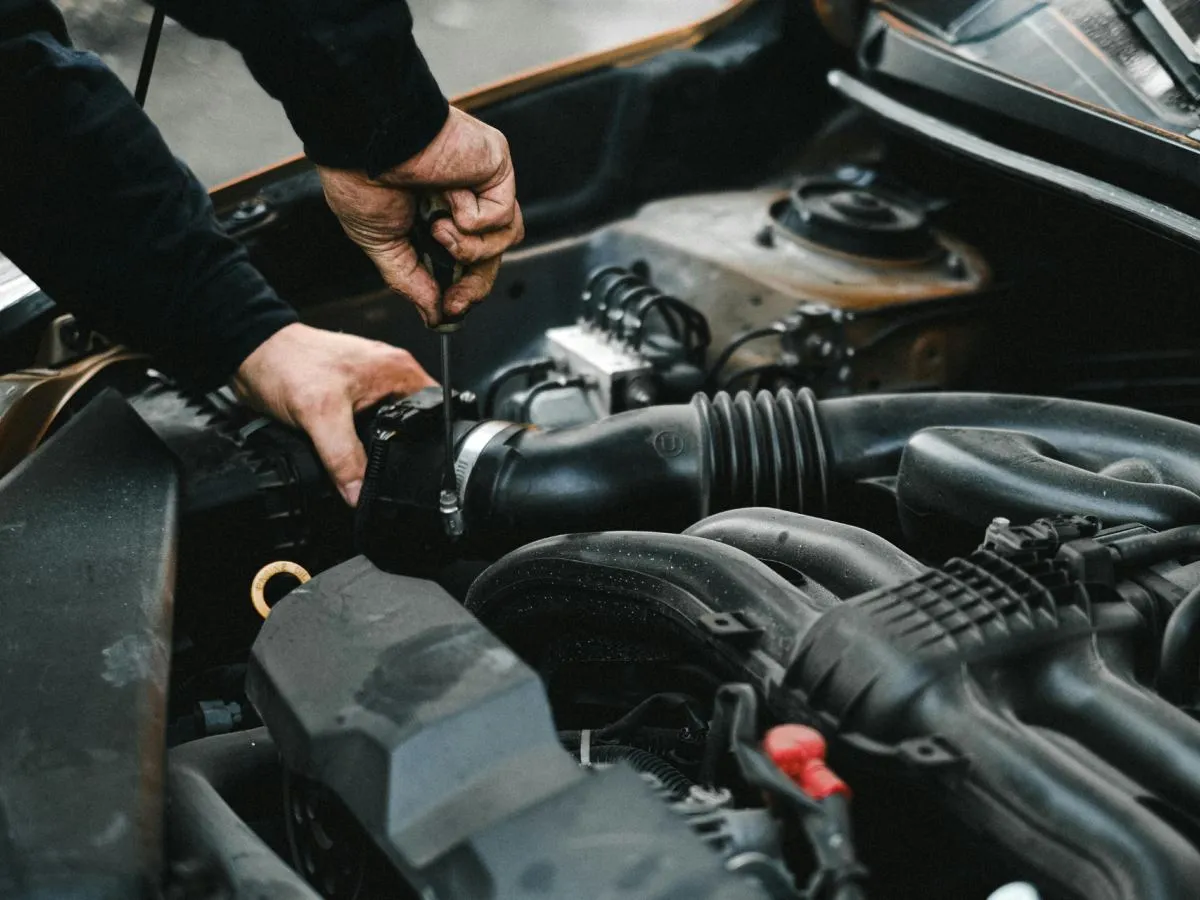 Mechanik naprawiający silnik Alfa Romeo