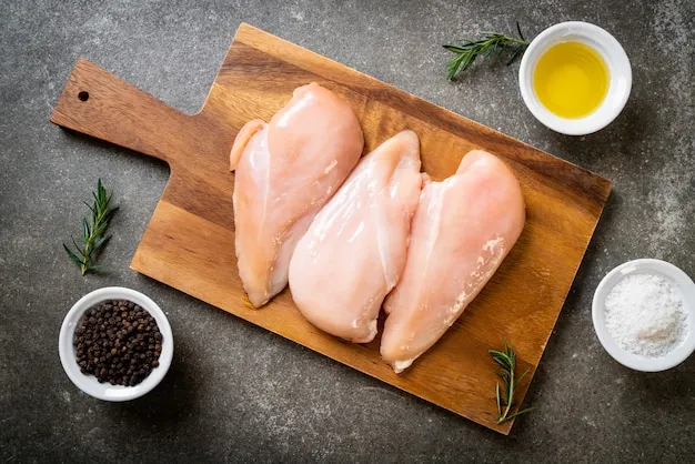 świeża pierś z kurczaka na desce do krojenia