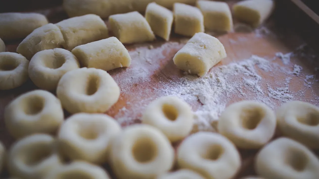 Mrożone kluski śląskie w garnku z wrzącą wodą