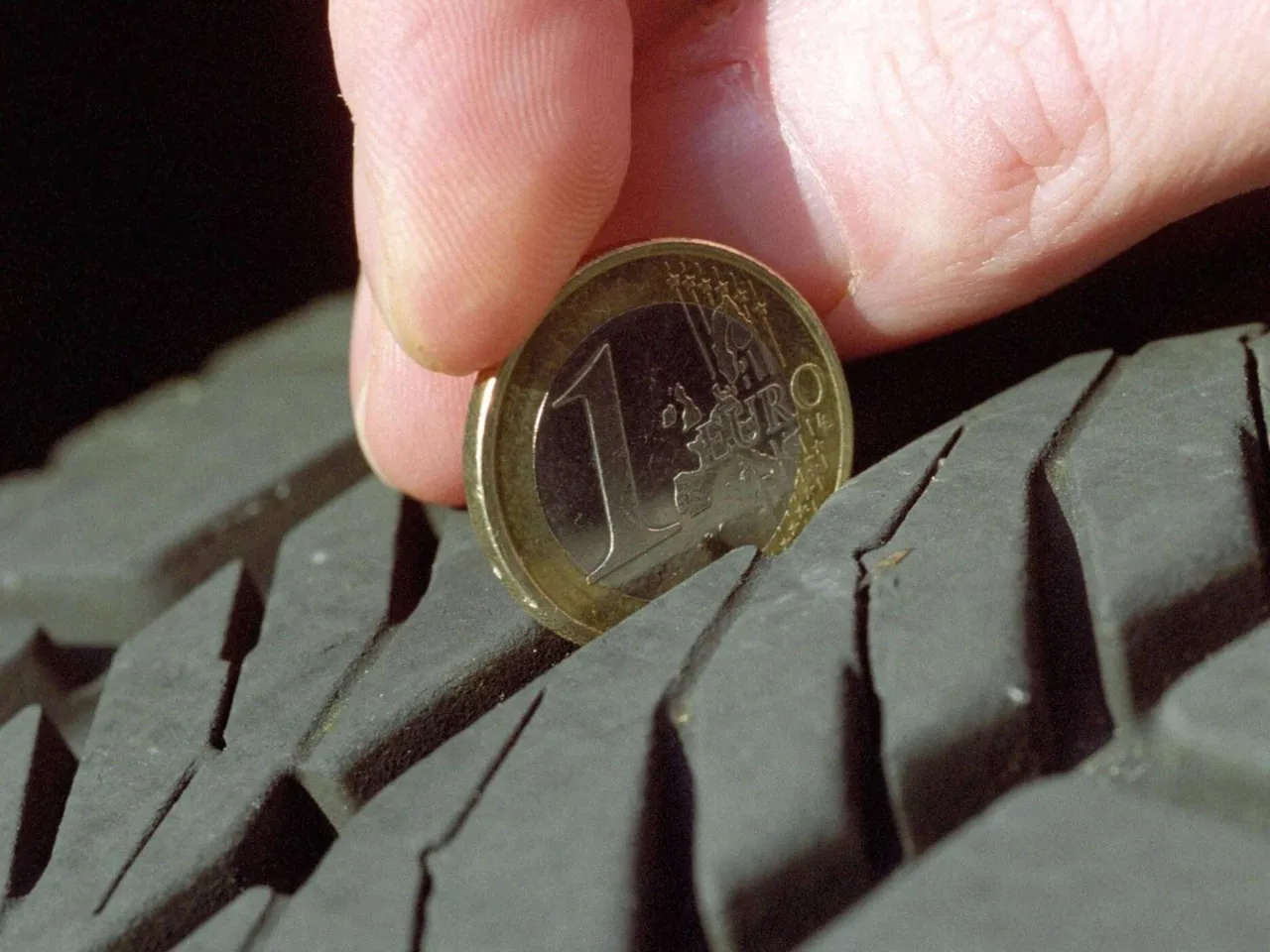 2 Euro M&uuml;nze Reifen Profiltiefe messen Anleitung