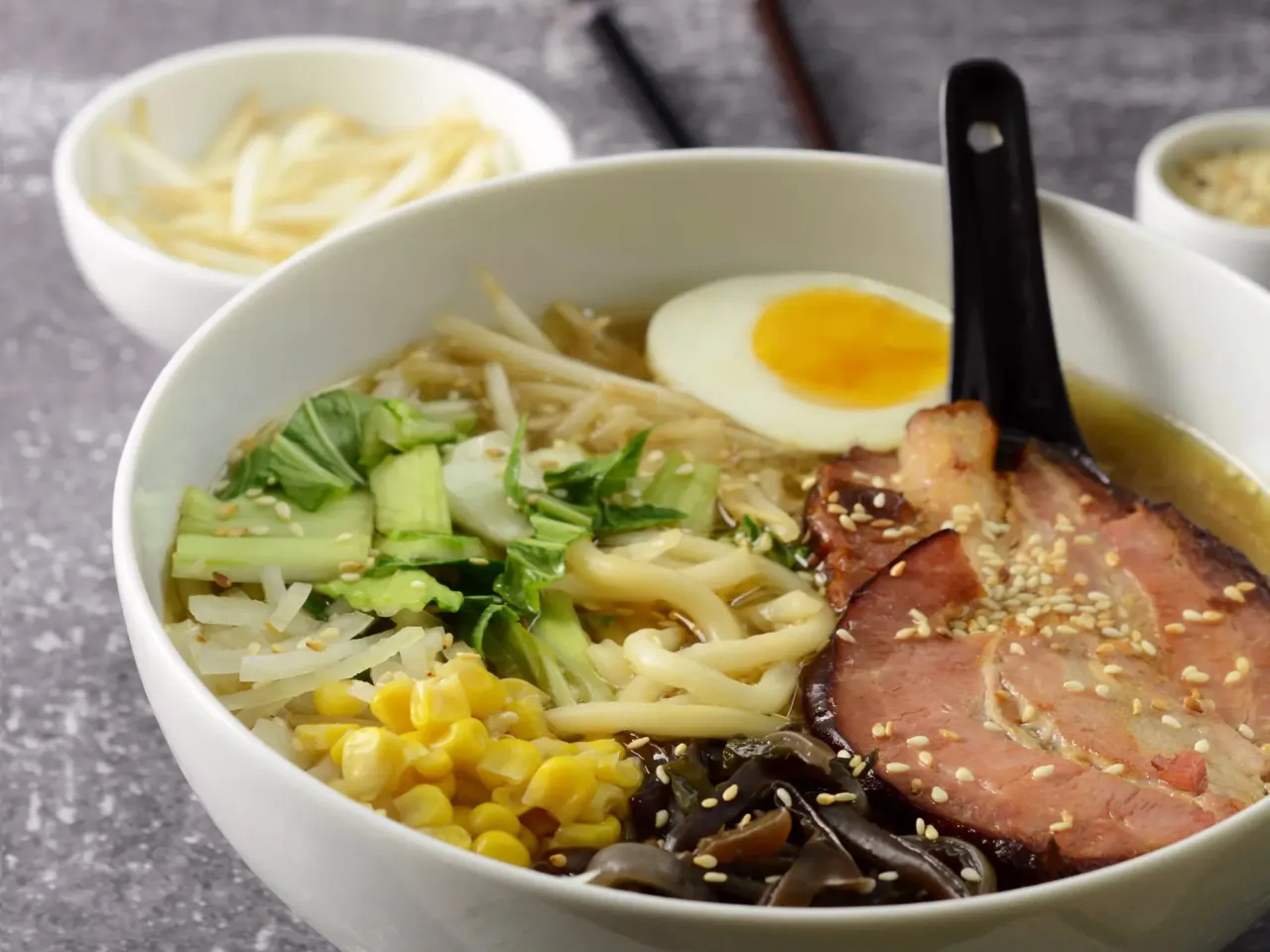 domowy ramen z kurczakiem w misce