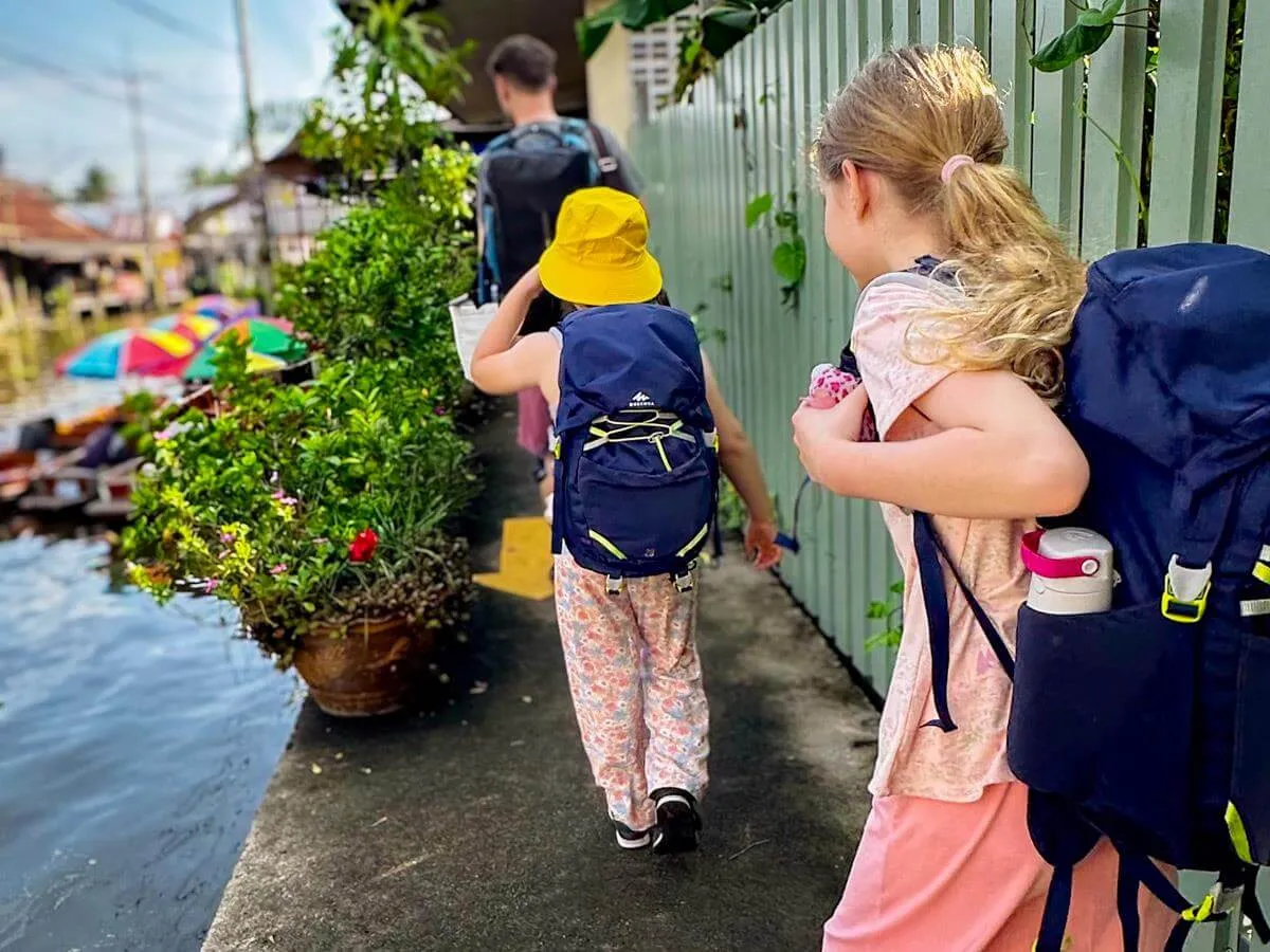 dziecko przymierzające plecak turystyczny w sklepie