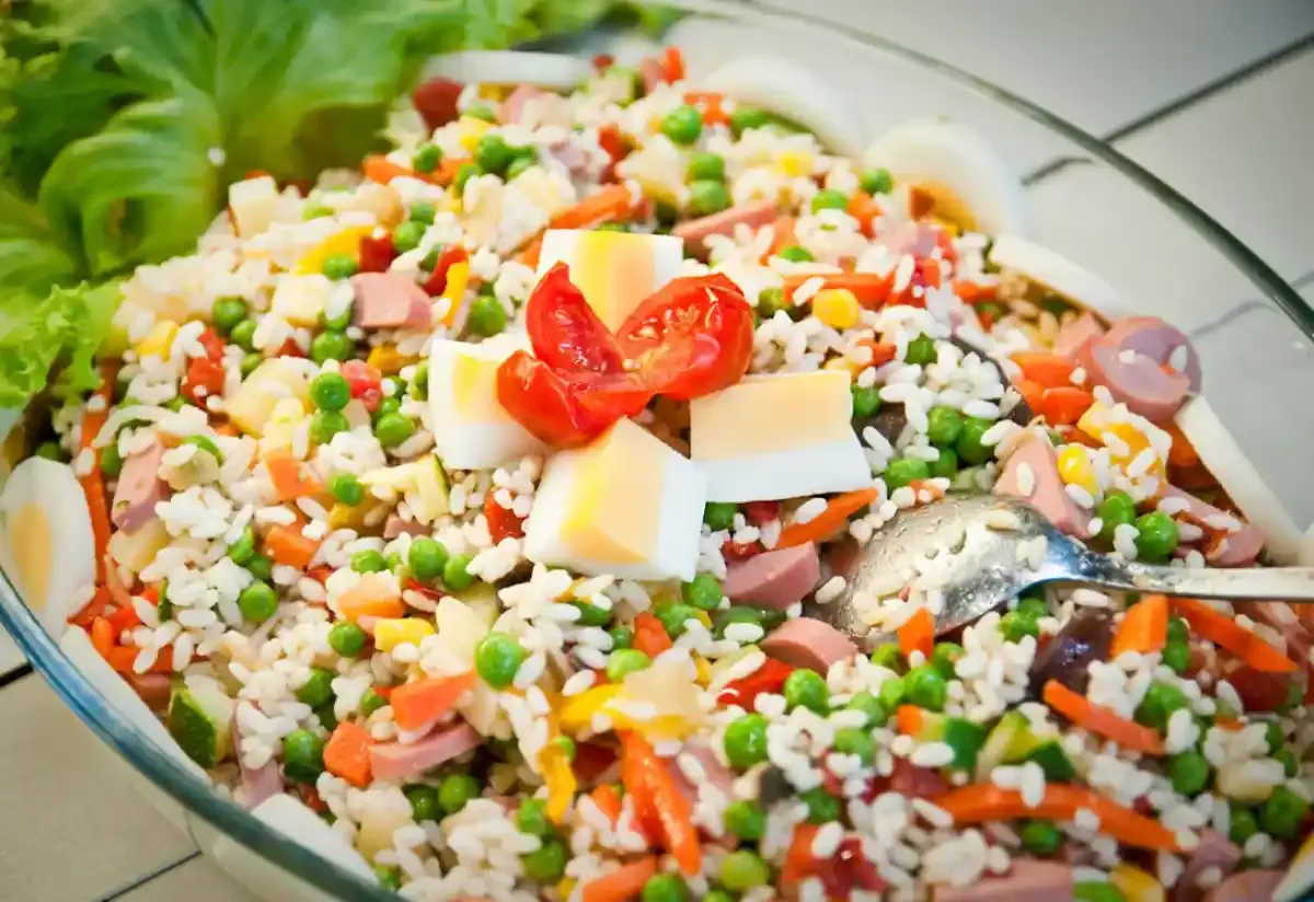 Salade de riz fra&icirc;che et color&eacute;e