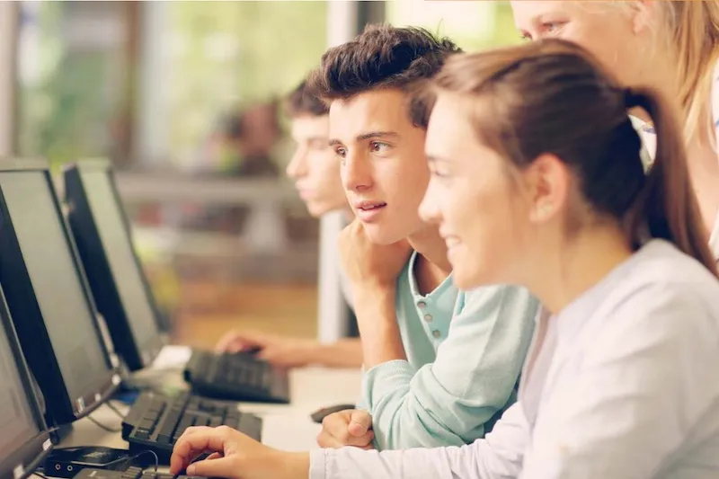 student uczy się historii trudności