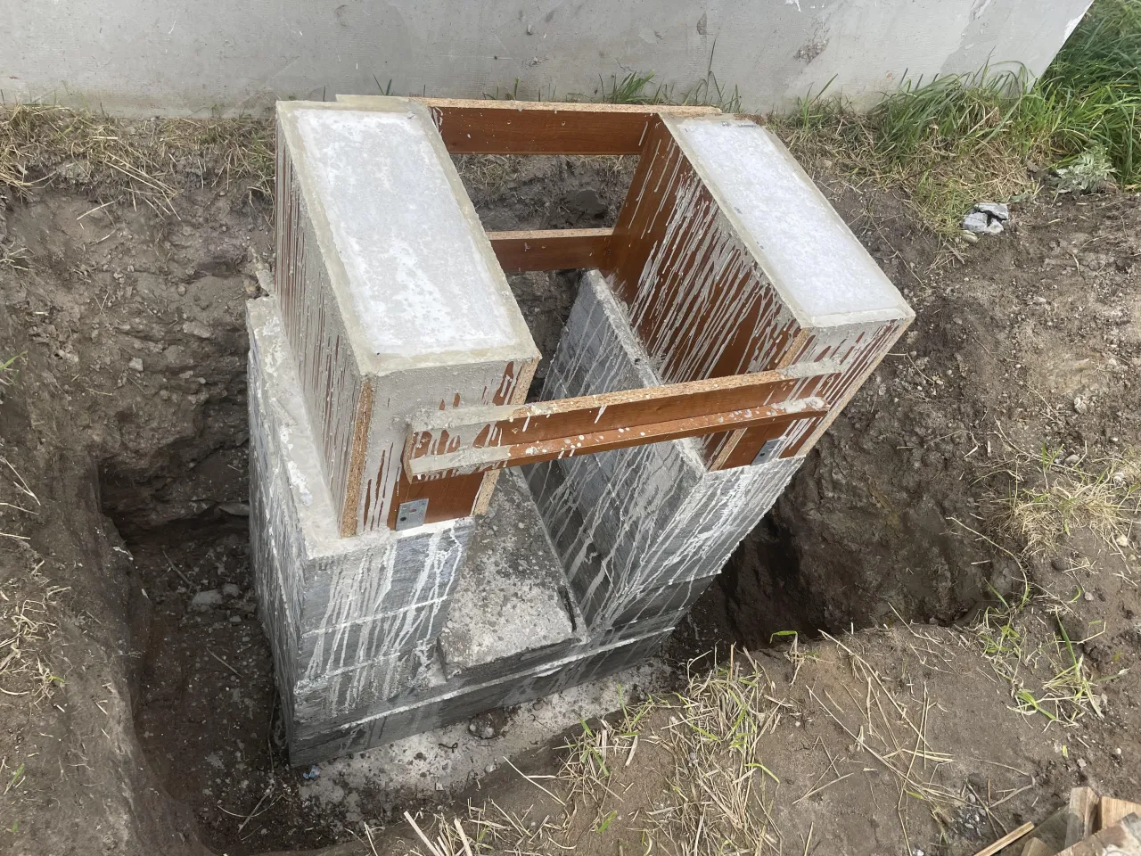 Schemat budowy fundamentu pod pompę ciepła z odprowadzeniem skroplin