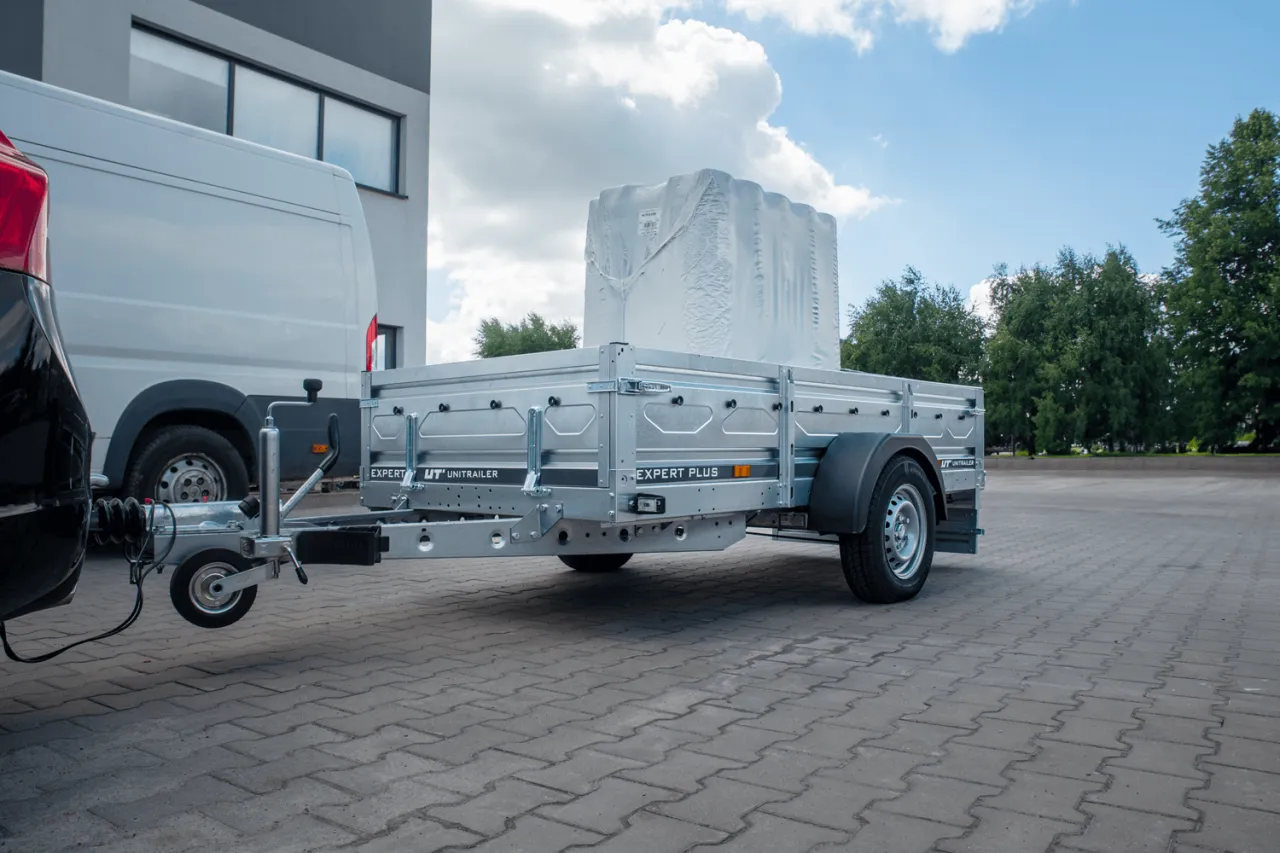 mocowanie lod&oacute;wki na przyczepie pasy