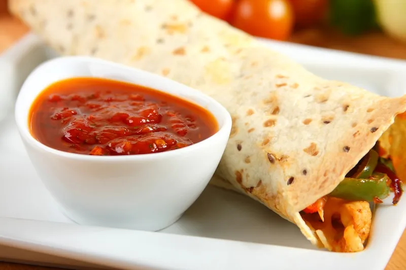 różne sosy do kebaba, sos czosnkowy, sos ostry, sos majonezowy