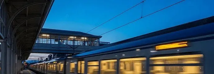 Bezpieczne wysiadanie z pociągu szczelina peron