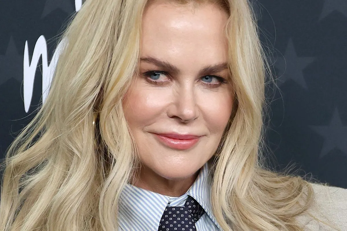 Blond włosy Nicole Kidman to inspiracja dla pań po 60. Piękny, jasny odcień dodaje jej blasku i świeżości.