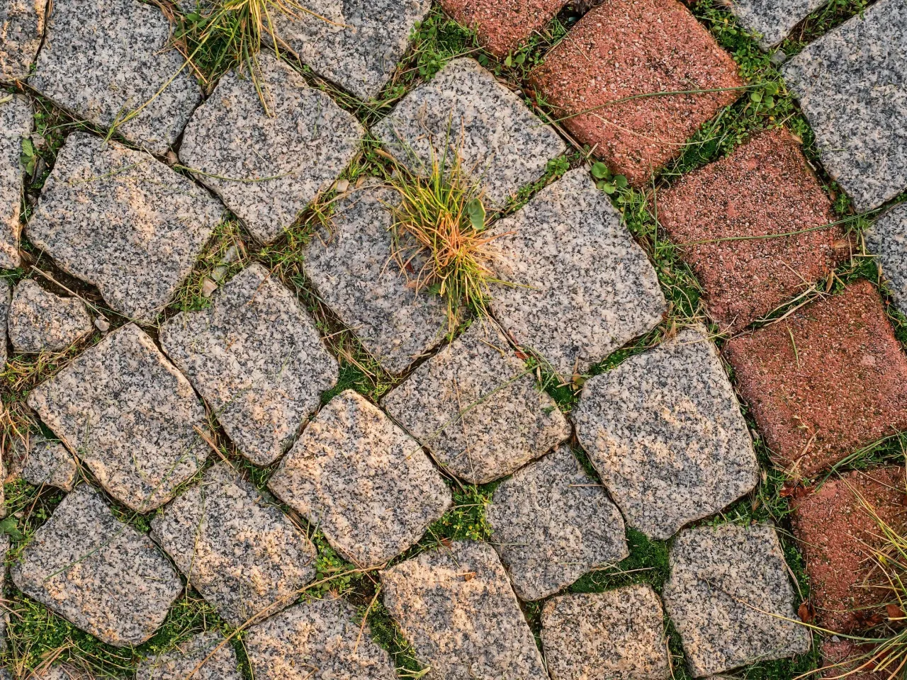 Domowe sposoby czyszczenia kostki brukowej zalety
