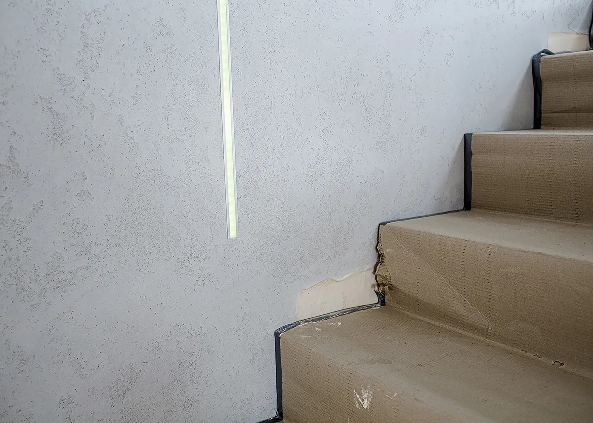 Nakładanie betonu dekoracyjnego na ścianę