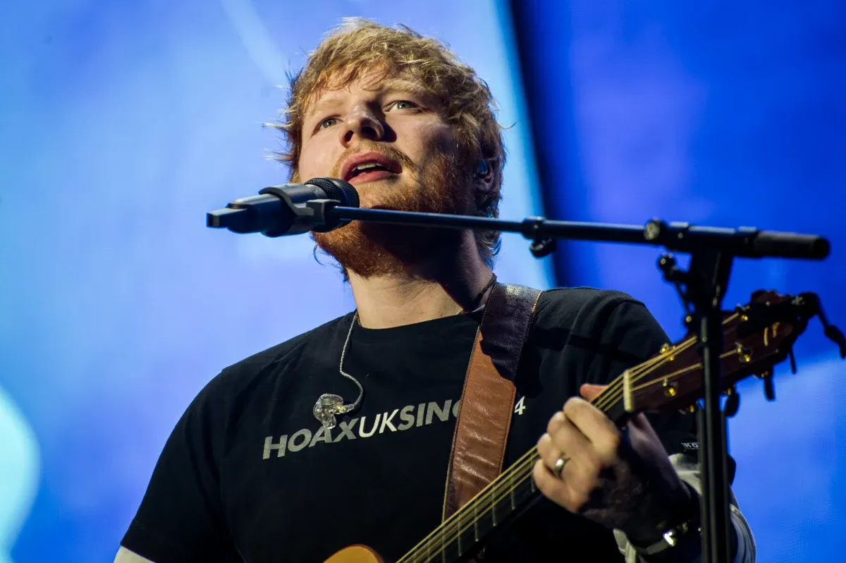 Ed Sheeran na scenie z gitarą