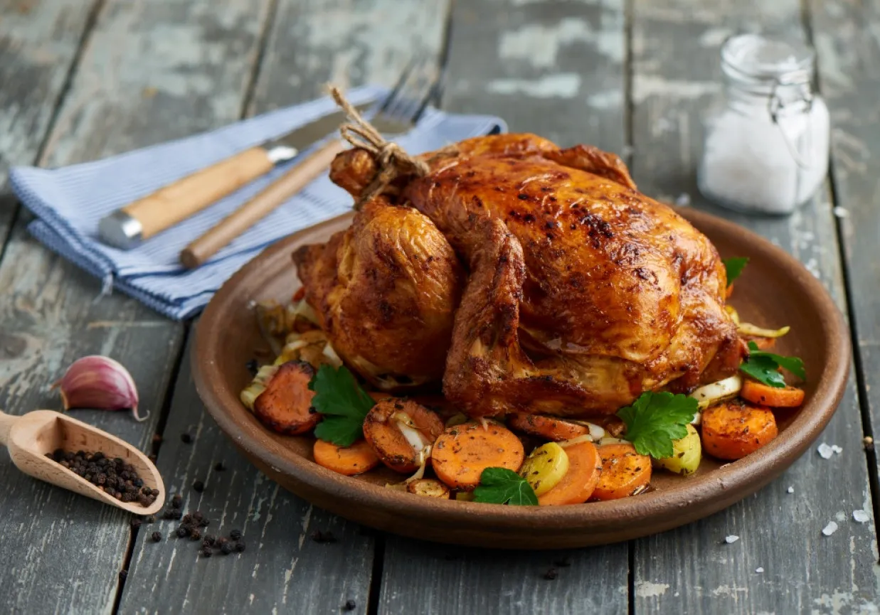 Idealnie upieczony cały kurczak z chrupiącą sk&oacute;rką