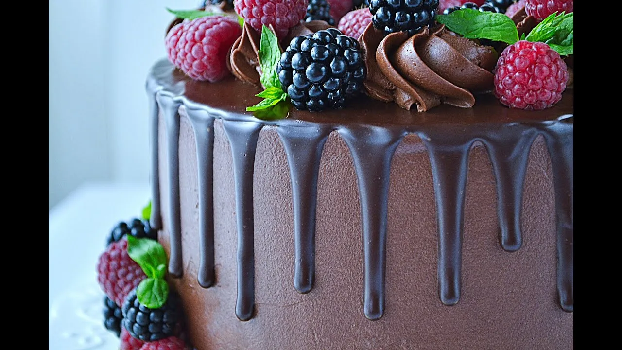 tort drip cake z polewą czekoladową